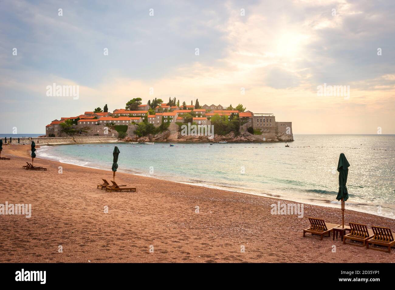 Sveti Stefan, petit îlot et station balnéaire au Monténégro. Balkans, mer Adriatique, Europe. Concept de voyage, arrière-plan. Banque D'Images