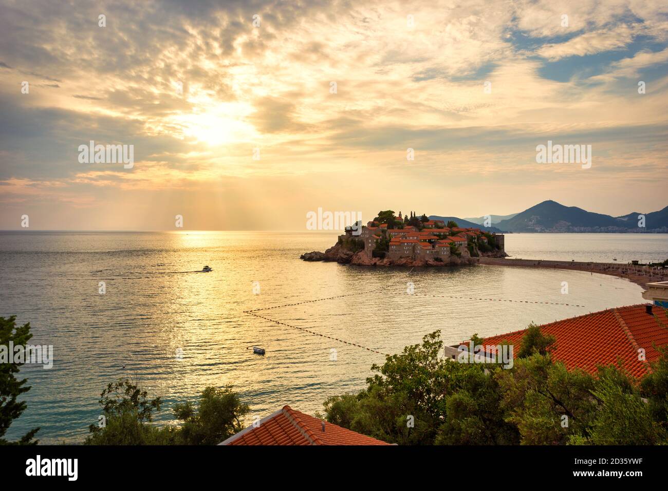 Magnifique coucher de soleil sur la plage de luxe et l'îlot Sveti Stefan près de Budva au Monténégro (mer Adriatique), en Europe. Concept de voyage, arrière-plan. Banque D'Images