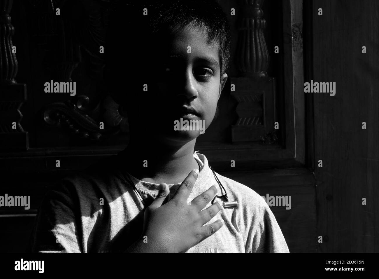 Kalaburagi, Karnataka/Inde-septembre 02.2020 : portrait d'un garçon indien au soleil du matin à la maison photo en noir et blanc Banque D'Images