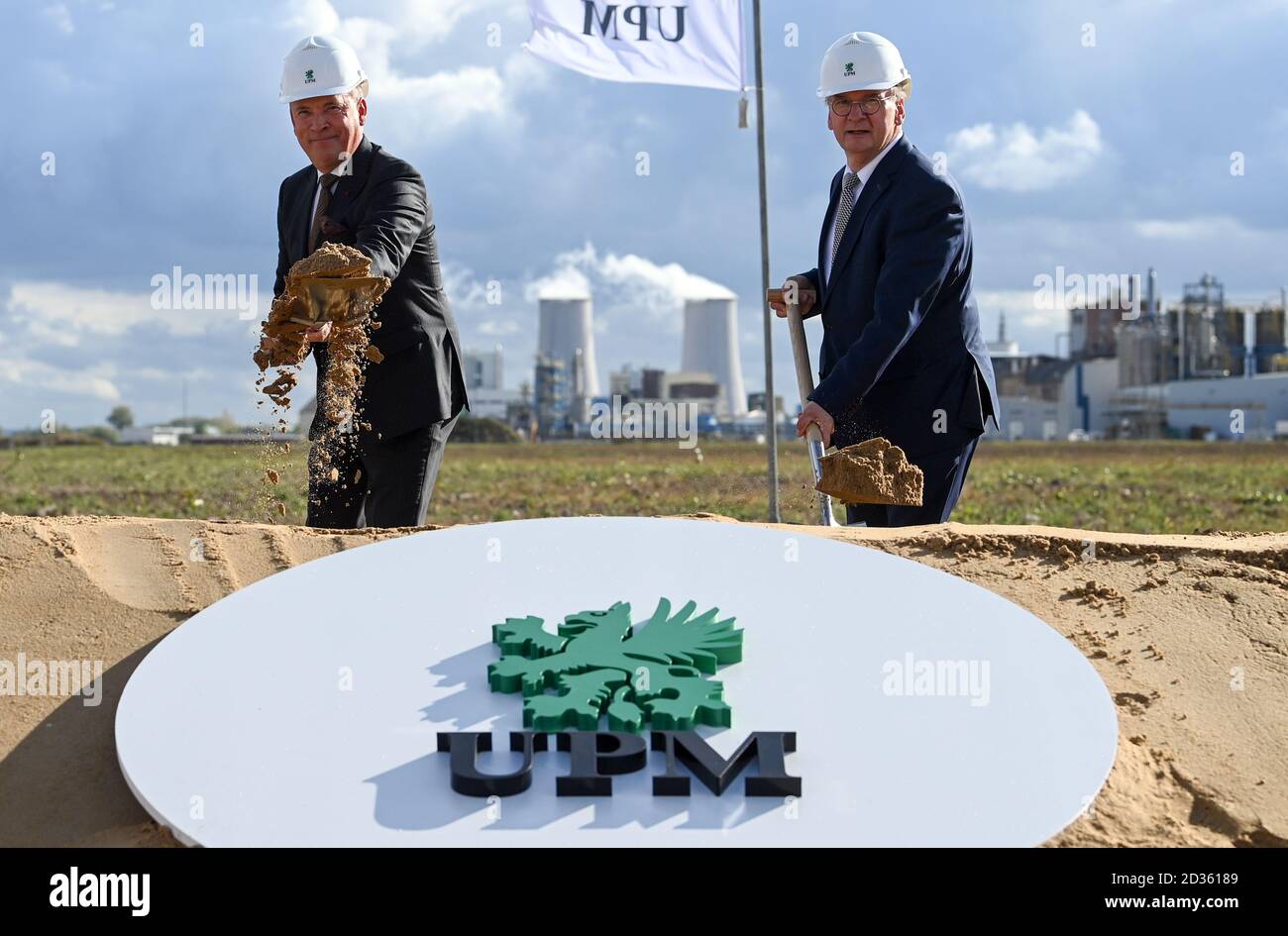 07 octobre 2020, Saxe-Anhalt, Leuna : Jyrki Ovaska (l), Vice-président exécutif technologie d'UPM, et Reiner Haseloff (CDU), Premier ministre de Saxe-Anhalt, ont ensemble été des lieux de rupture pour la construction d'une bioraffinerie sur le site chimique de Leuna. À partir de 2022, UPM finlandais, basé à Helsinki, prévoit d'utiliser l'usine pour produire des matières premières destinées à la production de divers plastiques à partir de feuillus produits de manière durable. Au lieu de matières premières fossiles, la société utilisera des matières premières écologiques comme le bois. Selon les informations actuelles, environ 550 millions d'euros seront investis dans le Banque D'Images