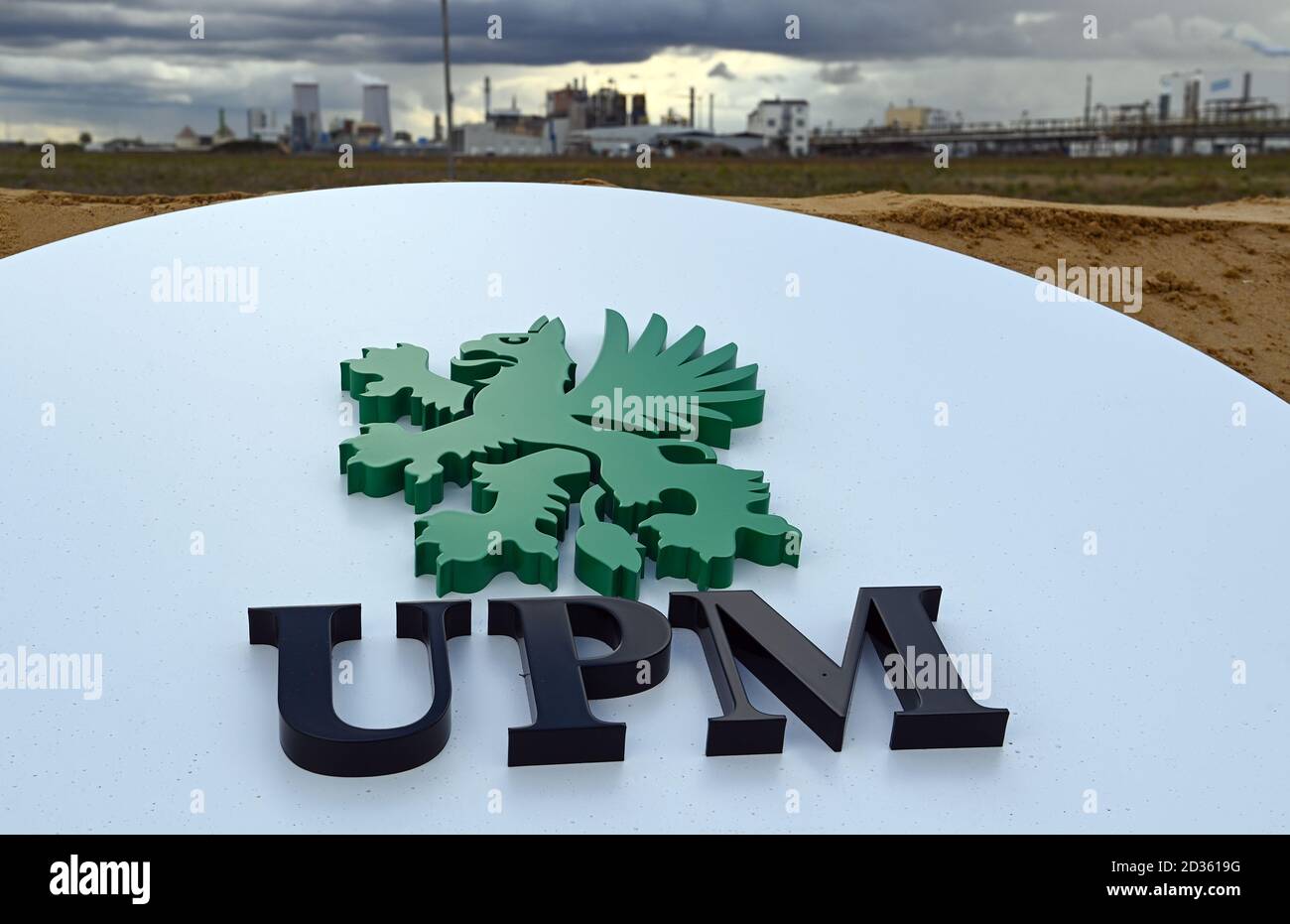 07 octobre 2020, Saxe-Anhalt, Leuna : le logo du groupe UPM finlandais est visible sur le site chimique de Leuna. Avec une cérémonie symbolique révolutionnaire, UPM commence ici la construction d'une bioraffinerie. À partir de 2022, la société finlandaise basée à Helsinki prévoit d'utiliser l'usine pour produire des matières premières pour divers plastiques à partir de feuillus produits de manière durable. Au lieu de matières premières fossiles, la société utilisera des matières premières écologiques comme le bois. Selon les informations actuelles, environ 550 millions d'euros seront investis dans la bioraffinerie. Photo: Hendrik Schmidt/dpa-Zentral Banque D'Images