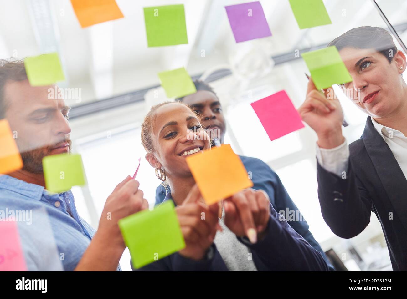 L'équipe d'affaires analyse les idées de projet sur les notes adhésives lors du brainstorming séminaire Banque D'Images