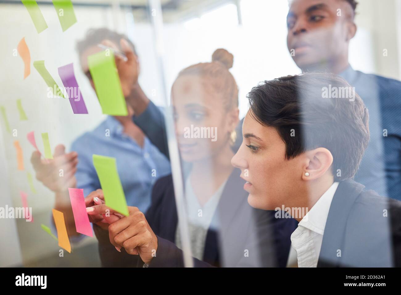 Les gens d'affaires en tant qu'équipe créative avec des notes adhésives un séminaire de brainstorming Banque D'Images