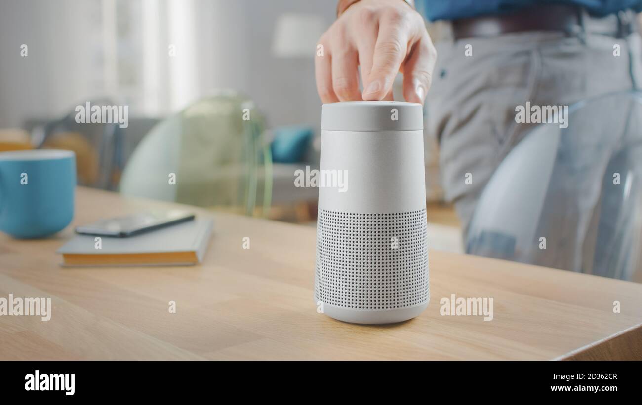 Man active Smart Speaker qui active l'assistant d'intelligence artificielle. Banque D'Images