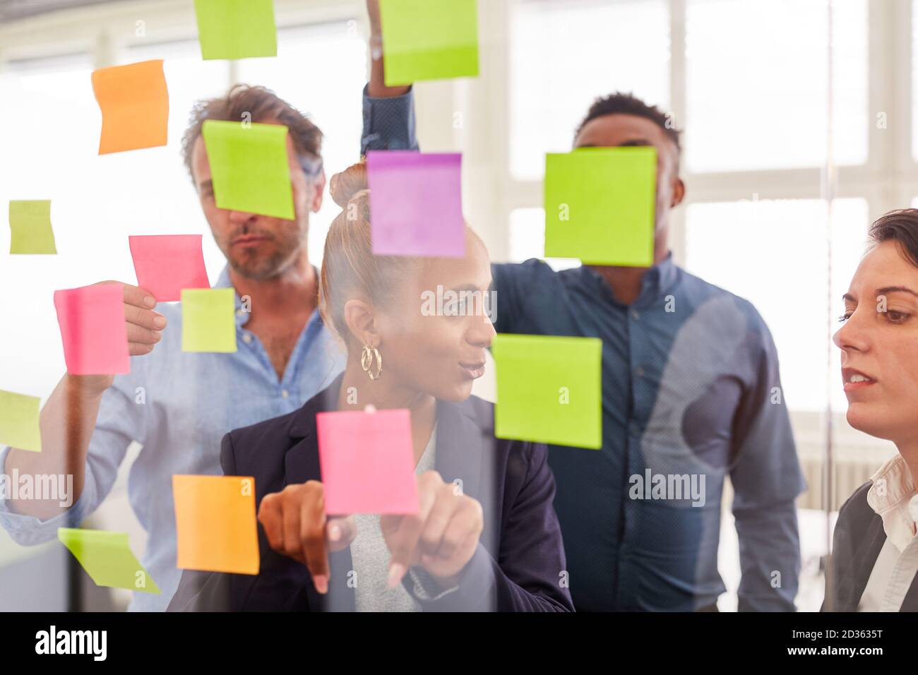 Les jeunes gens d'affaires comme une équipe créative brainstorming avec collant remarques Banque D'Images
