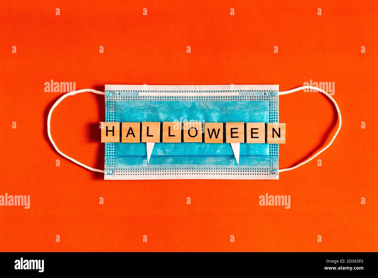 Lettering Halloween sur un masque de protection médicale sur fond noir avec silhouettes de chauves-souris en papier noir, Halloween 2020 dans une nouvelle réalité Banque D'Images