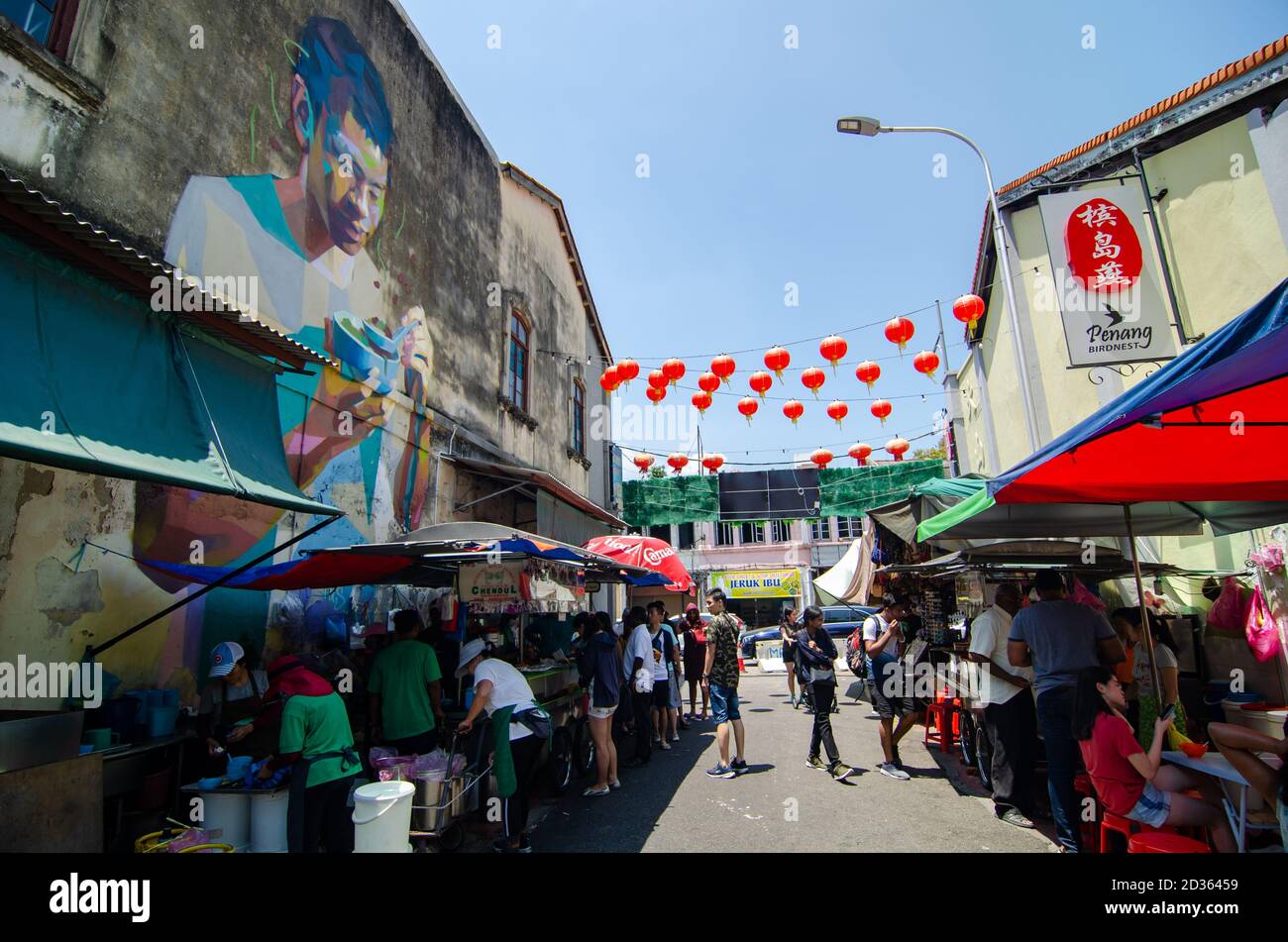 Georgetown, Penang/Malaysia - Fév 27 2020: Penang Road Cendol Seller. Un enfant d'art mural mange du cendol au mur. Banque D'Images