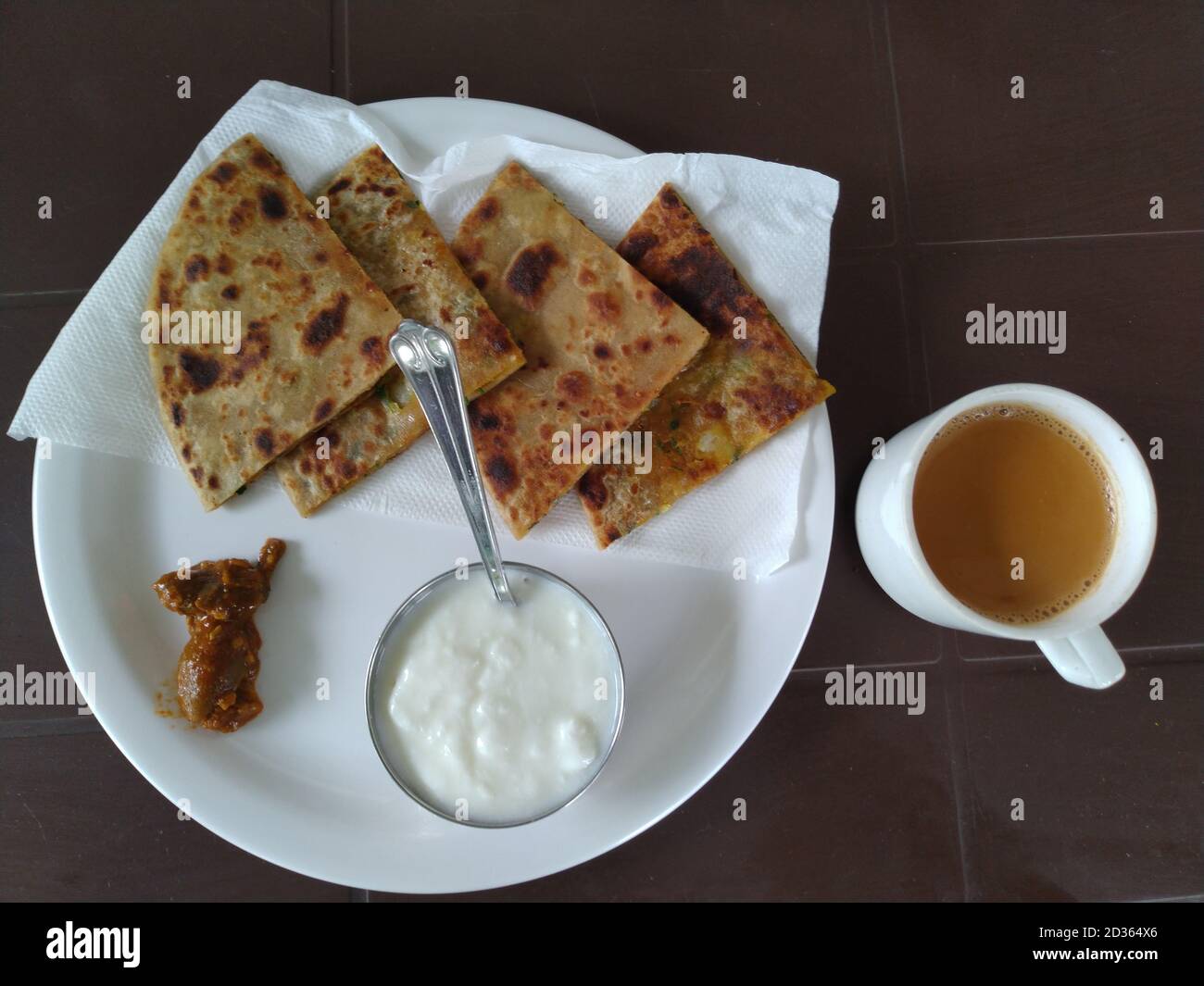 Savoureux petit déjeuner indien, Parathas avec caillé et thé, petit déjeuner indien. Banque D'Images