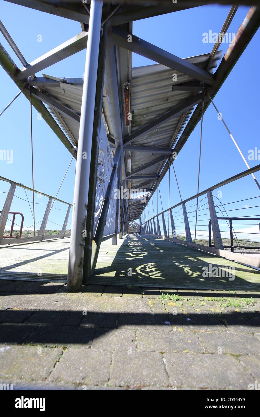 Le pont de l'invention écossaise est une passerelle rétractable à travers La rivière Irvine qui a donné accès à « la grande idée » Un projet millénaire à Irvine Banque D'Images