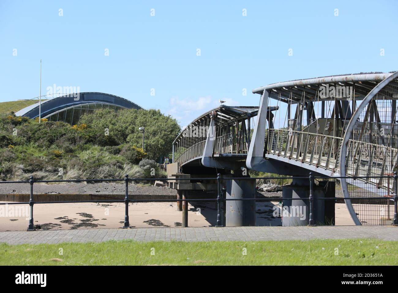 Le pont de l'invention écossaise est une passerelle rétractable à travers La rivière Irvine qui a donné accès à « la grande idée » Un projet millénaire à Irvine Banque D'Images