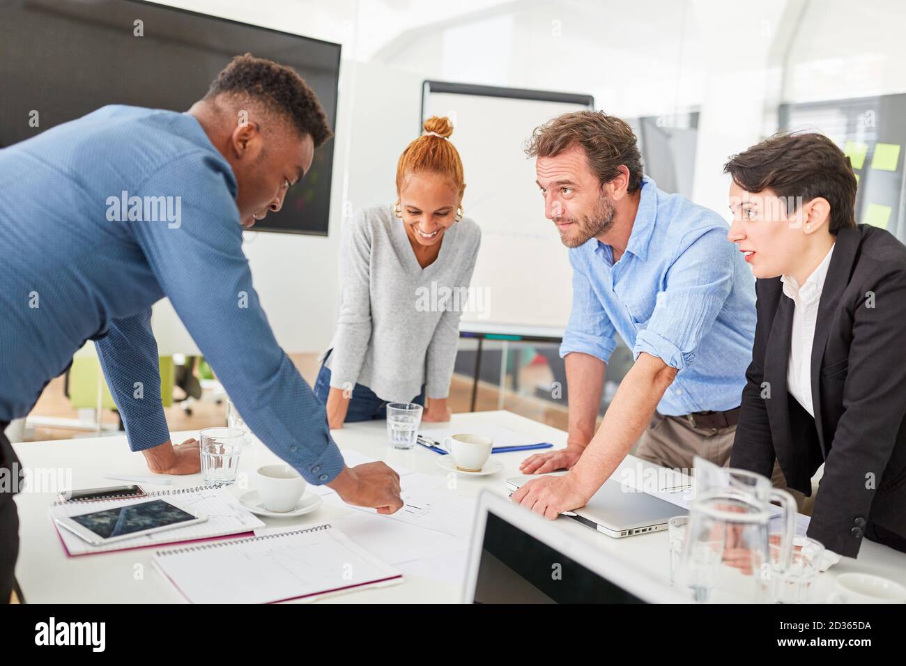Groupe de jeunes gens d'affaires dans un atelier de stratégie à la table de conférence Banque D'Images