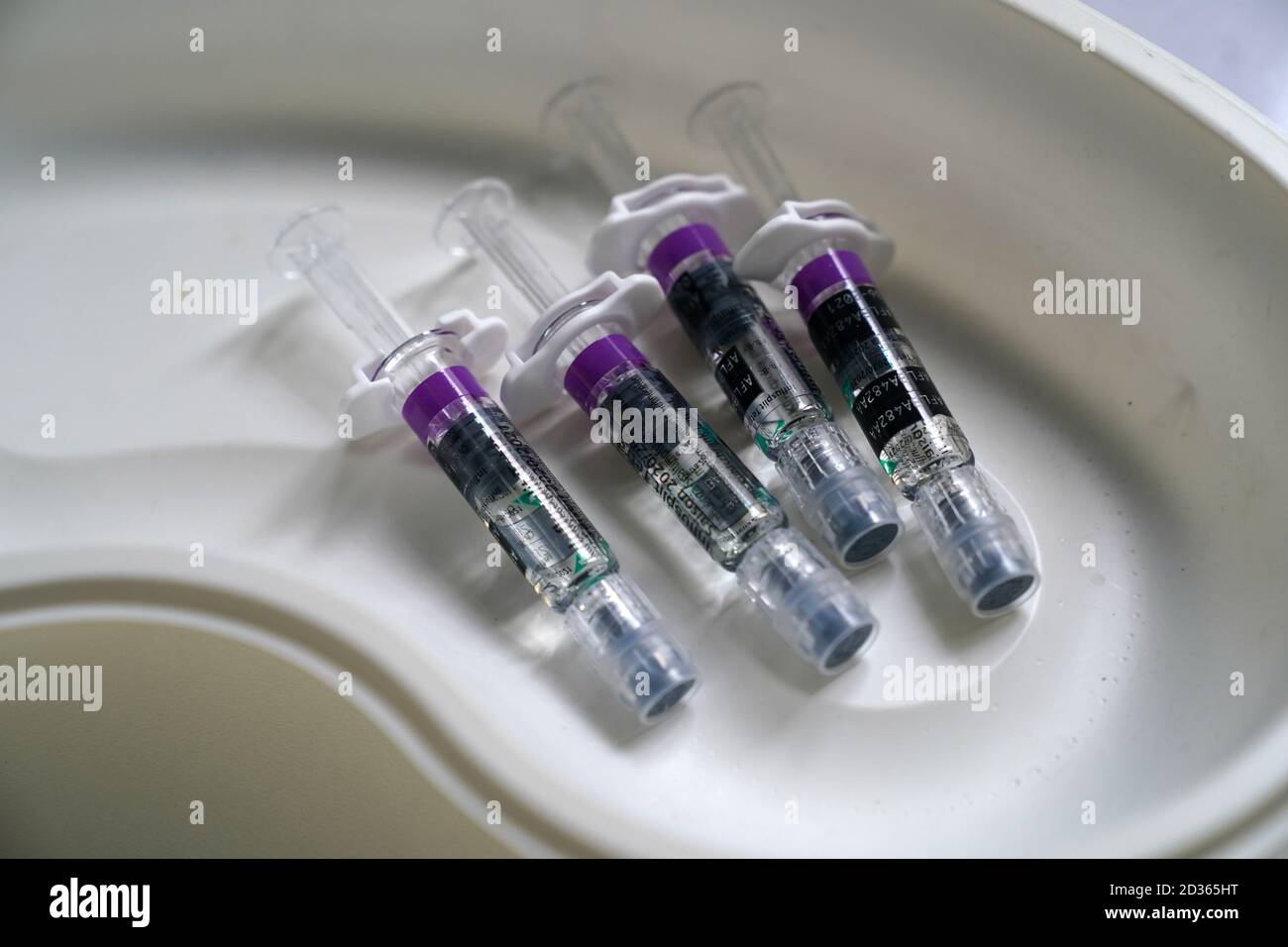 06 octobre 2020, Hambourg: Des seringues avec le médicament Influsplit Tetra, un vaccin contre la grippe, sont sur une table. Photo: Marcus Brandt/dpa Banque D'Images