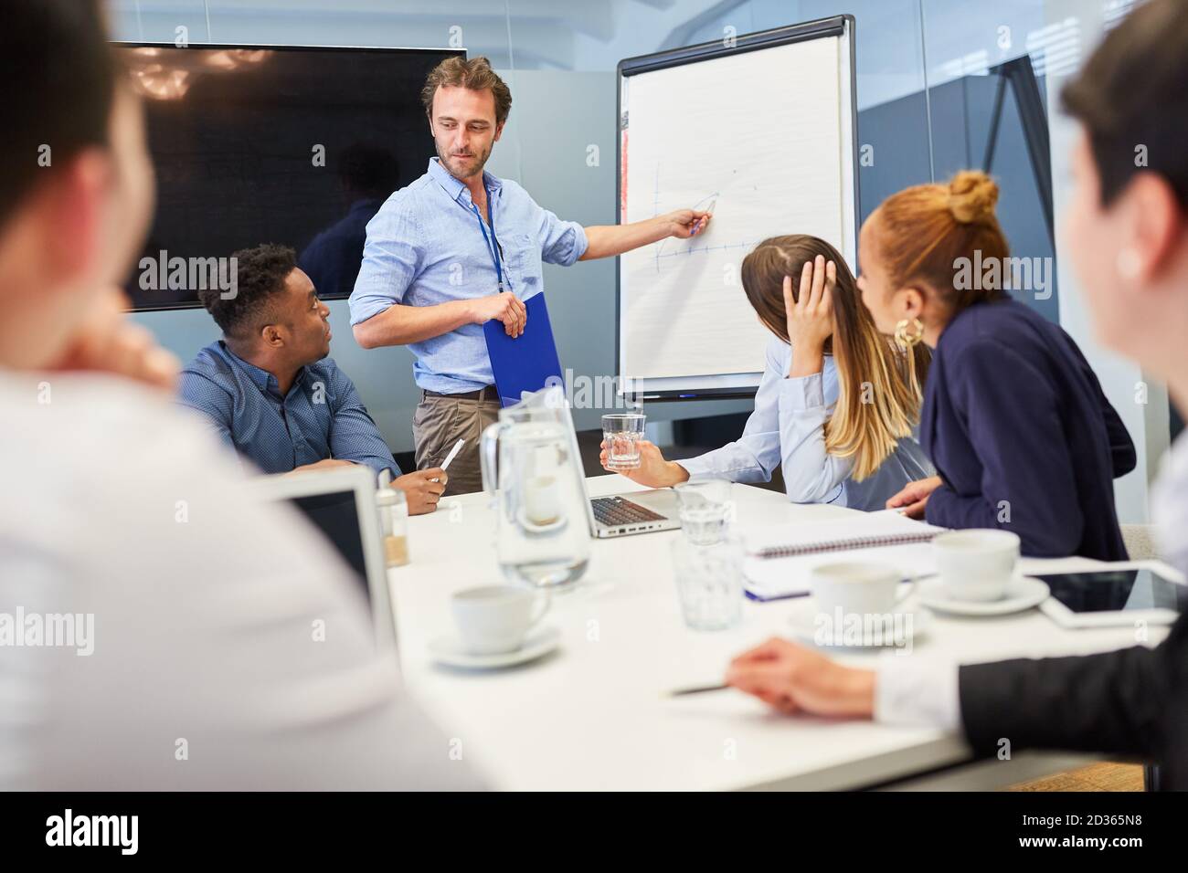L'équipe de démarrage et les consultants d'entreprise sur le tableau blanc de la atelier de conseil Banque D'Images