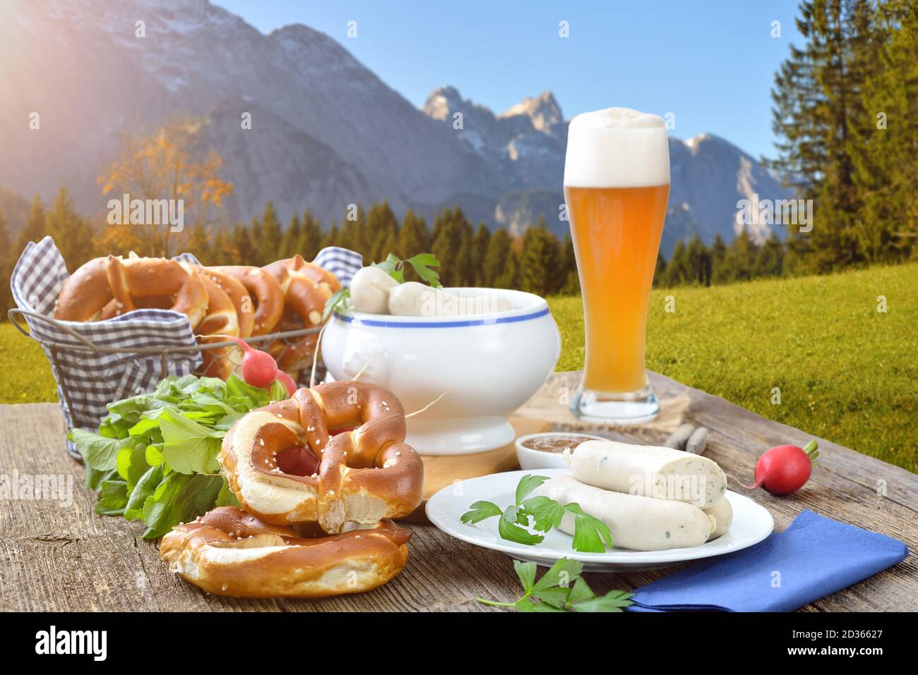 Petit-déjeuner copieux avec saucisses de veau, bretzels frais et bière au blé dans les montagnes bavaroises près de Garmisch-Partenkirchen Banque D'Images
