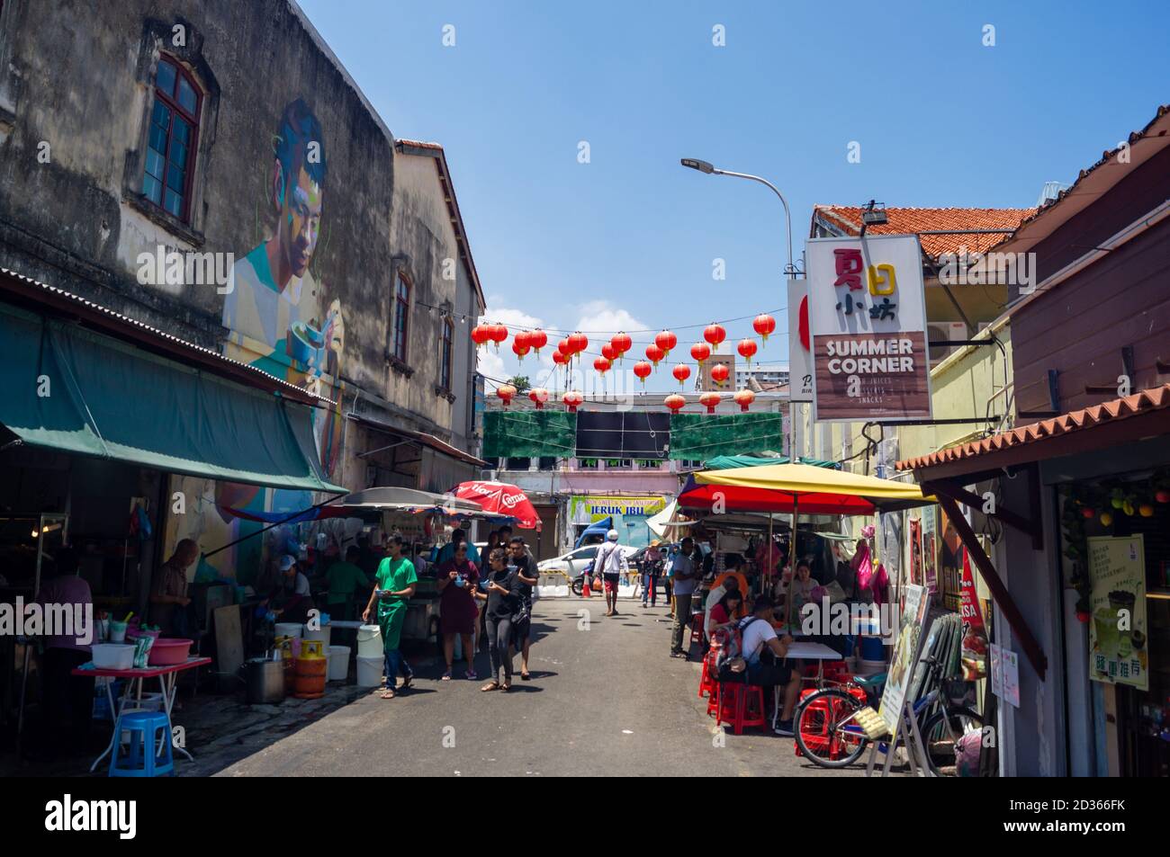 Georgetown, Penang/Malaysia - Fév 29 2020: Un garçon mural mange du cendol sur Penang Road. Banque D'Images