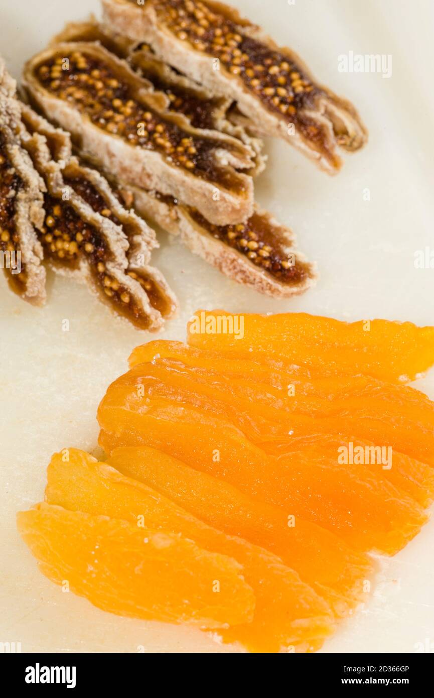 Ingrédients pour la préparation de la barre de chocolat artisanale avec des fruits secs Banque D'Images