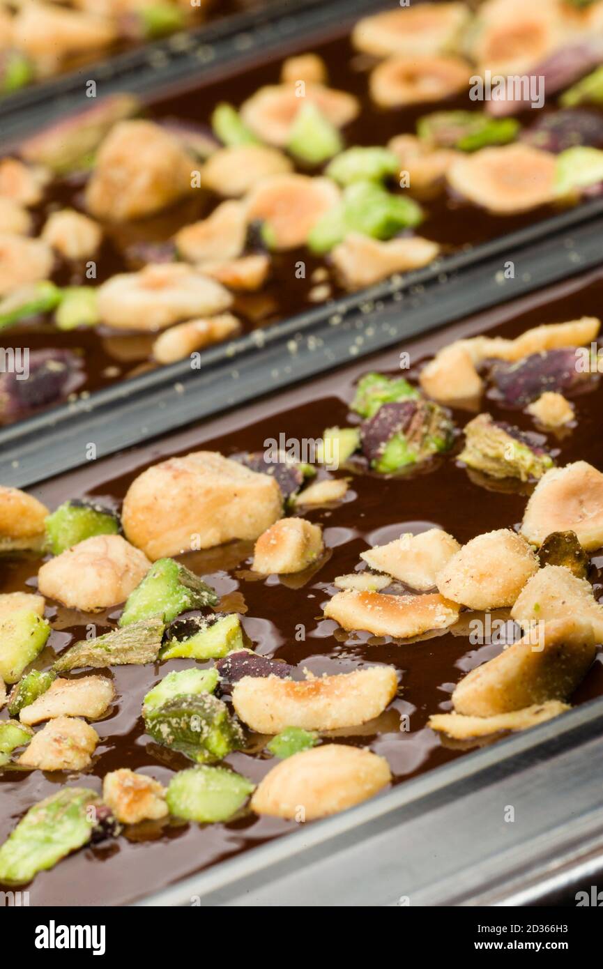 Ingrédients pour la préparation de la barre de chocolat artisanale avec des fruits secs Banque D'Images