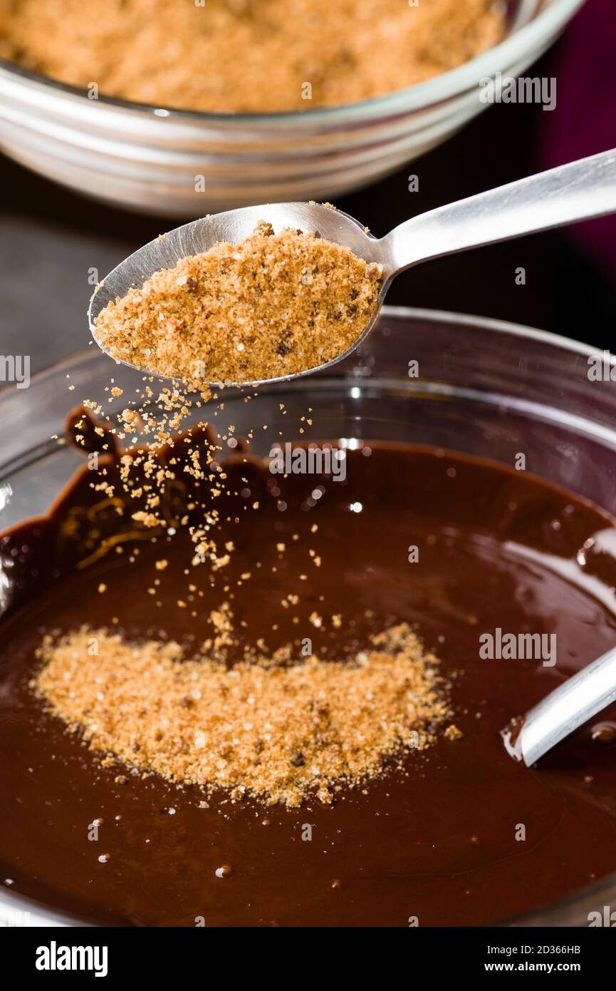 Ingrédients pour la préparation de la barre de chocolat artisanale Banque D'Images