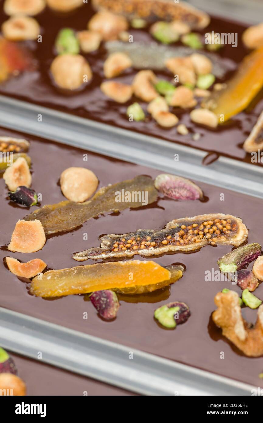 Ingrédients pour la préparation de la barre de chocolat artisanale avec des fruits secs Banque D'Images
