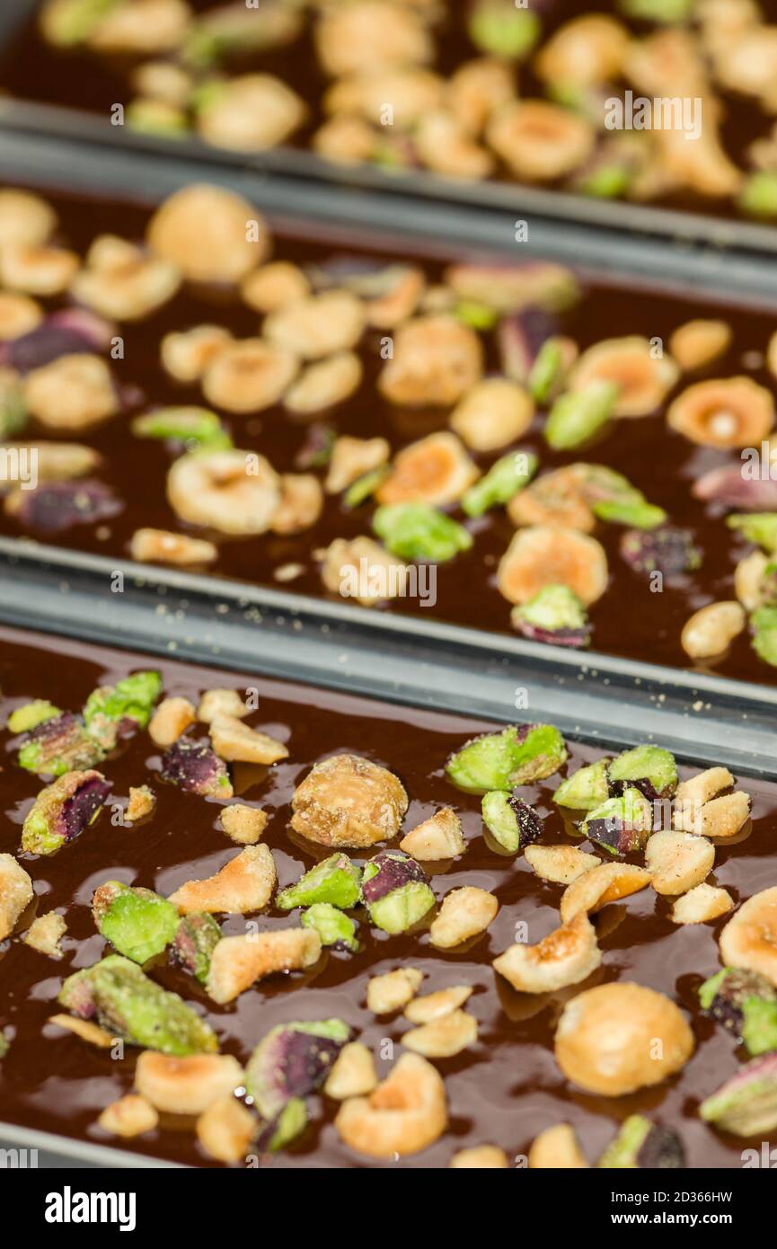 Ingrédients pour la préparation de la barre de chocolat artisanale avec des fruits secs Banque D'Images