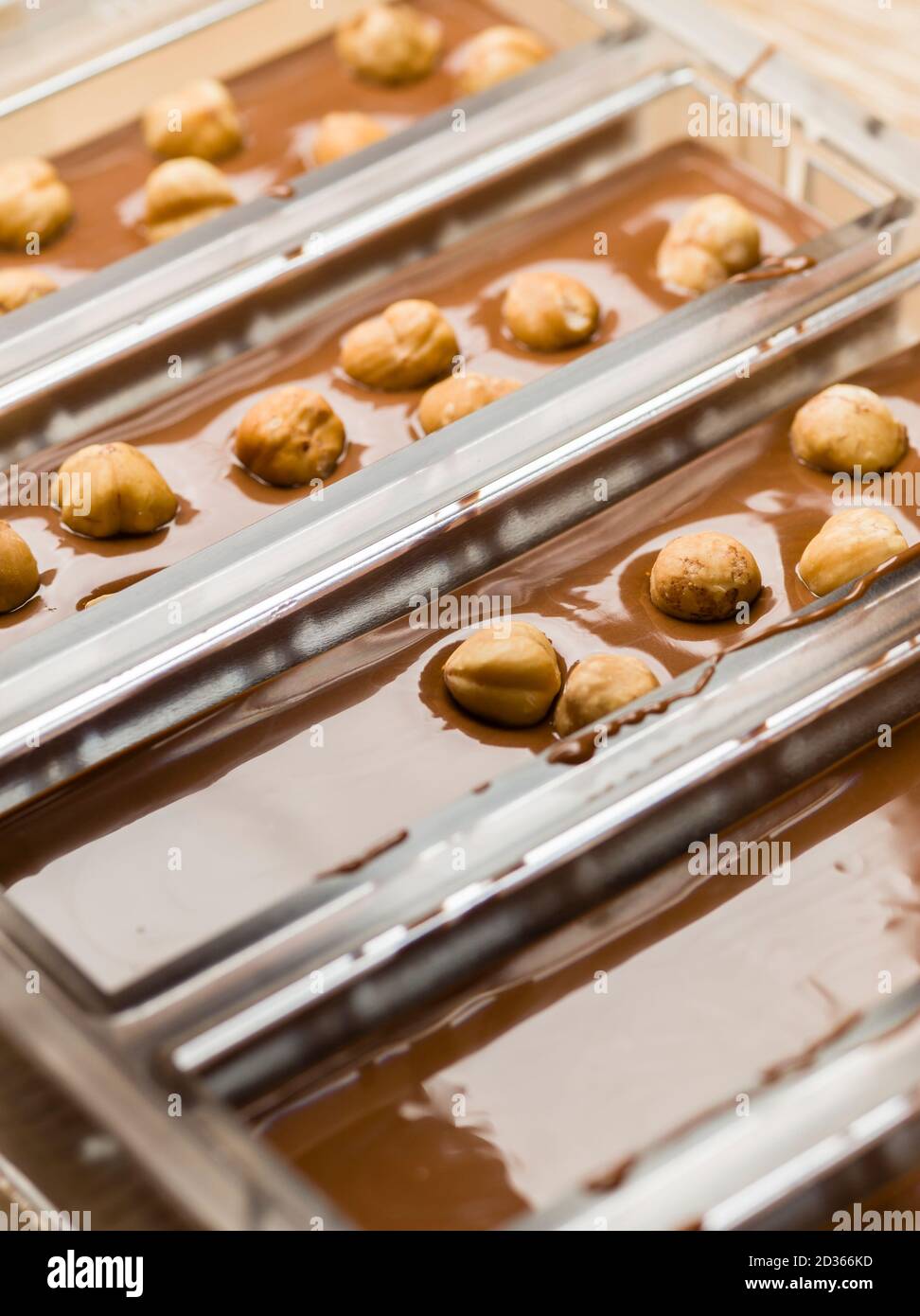 Ingrédients pour la préparation de la barre de chocolat artisanale avec des fruits secs Banque D'Images