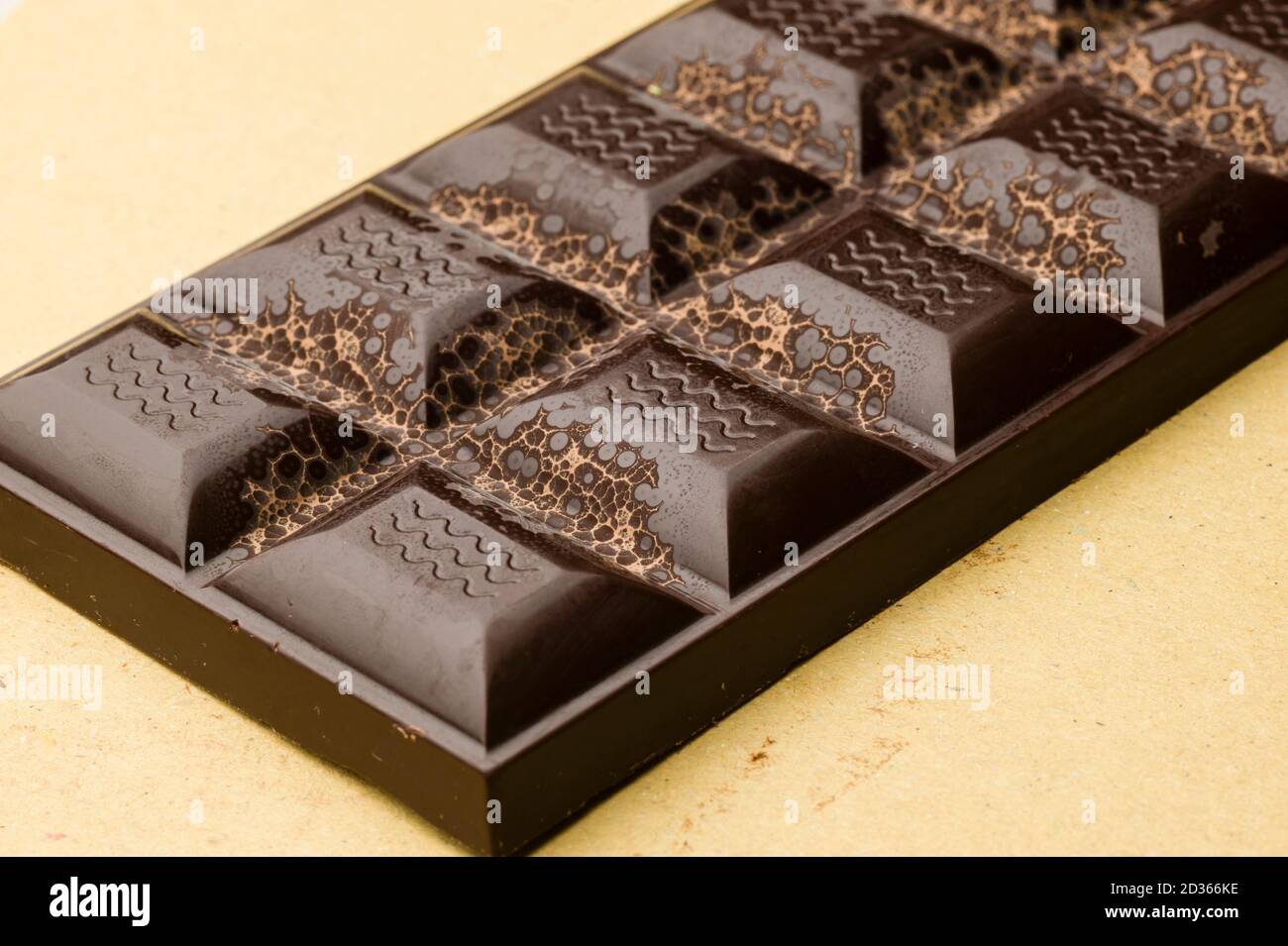 Ingrédients pour la préparation de la barre de chocolat artisanale avec des fruits secs Banque D'Images