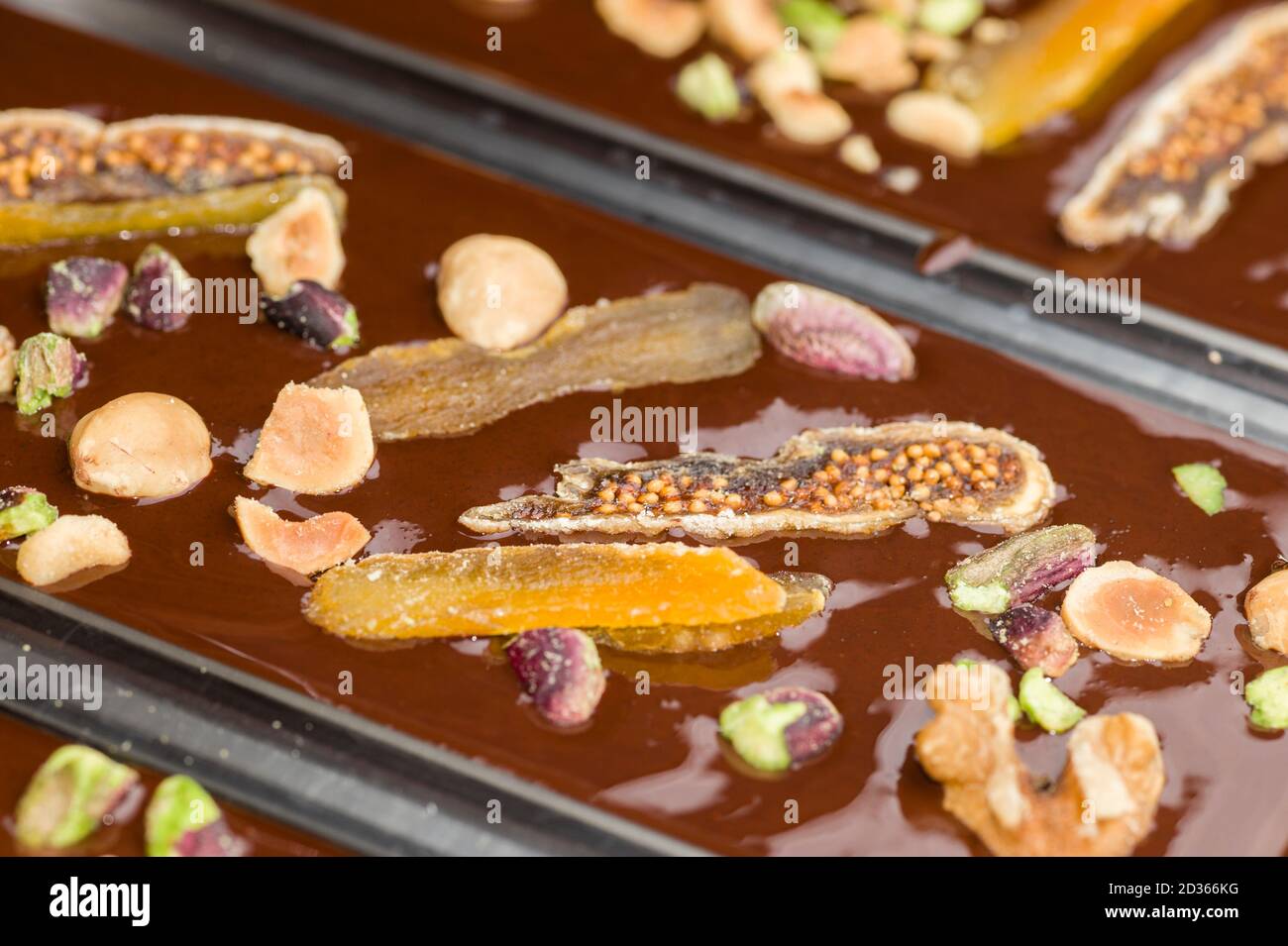 Ingrédients pour la préparation de la barre de chocolat artisanale avec des fruits secs Banque D'Images