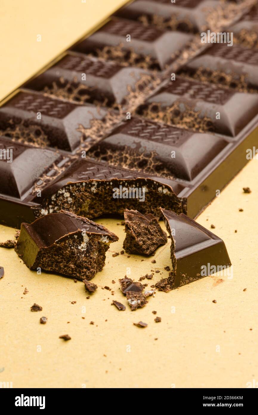 Ingrédients pour la préparation de la barre de chocolat artisanale avec des fruits secs Banque D'Images