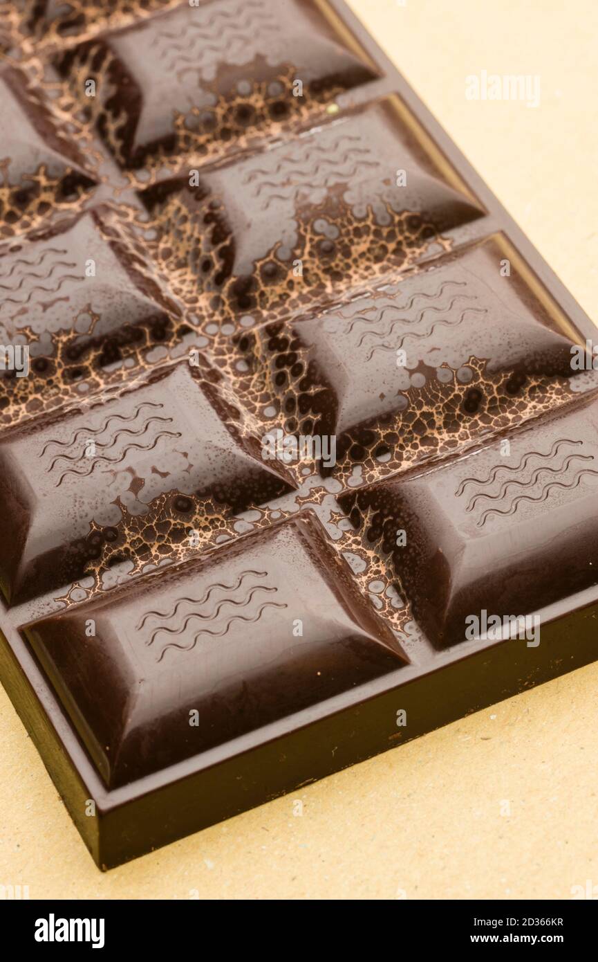 Ingrédients pour la préparation de la barre de chocolat artisanale avec des fruits secs Banque D'Images