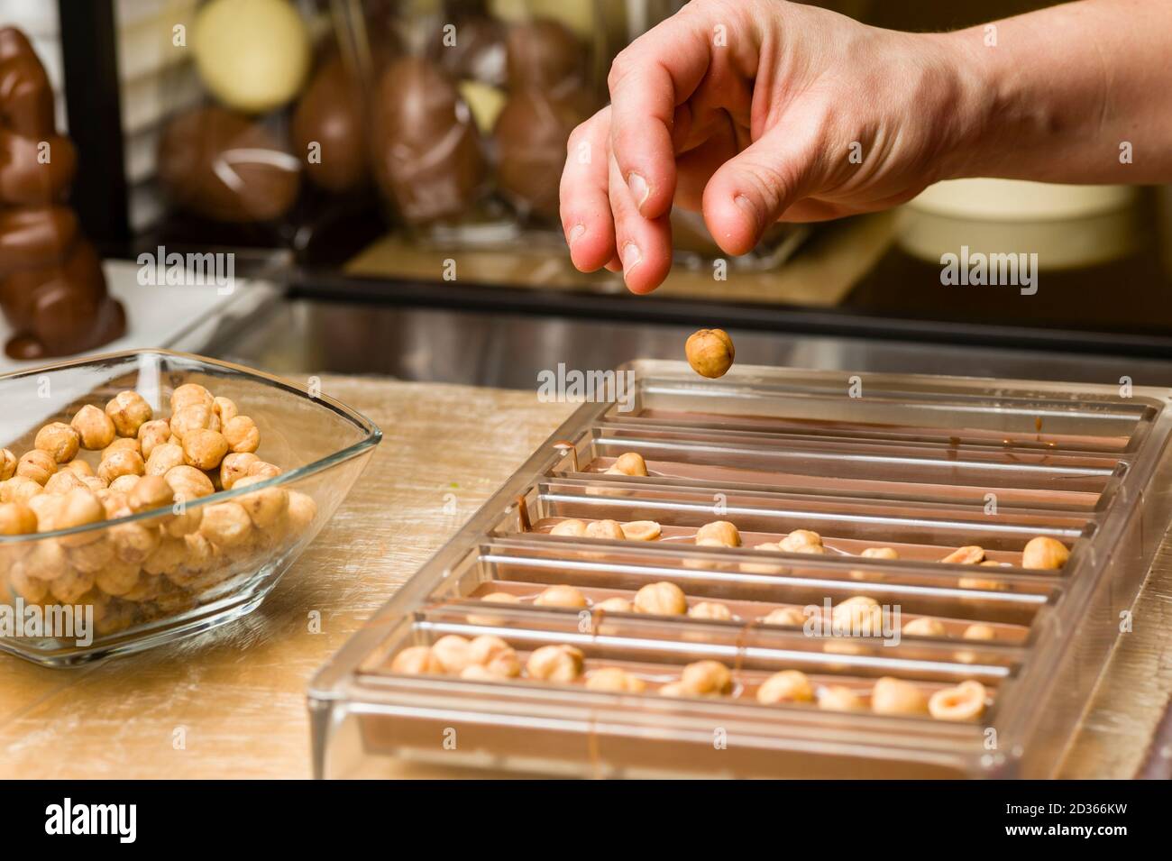 Ingrédients pour la préparation de la barre de chocolat artisanale avec des fruits secs Banque D'Images