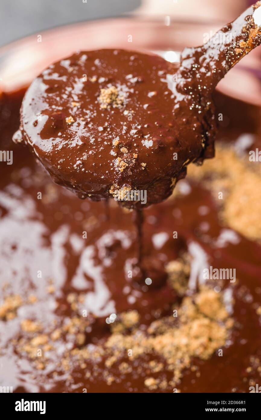 Ingrédients pour la préparation de la barre de chocolat artisanale Banque D'Images