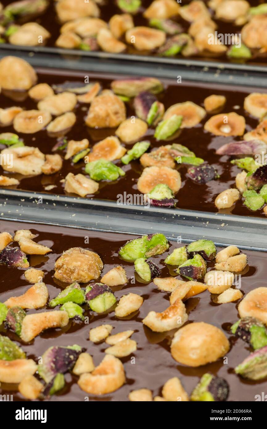 Ingrédients pour la préparation de la barre de chocolat artisanale avec des fruits secs Banque D'Images