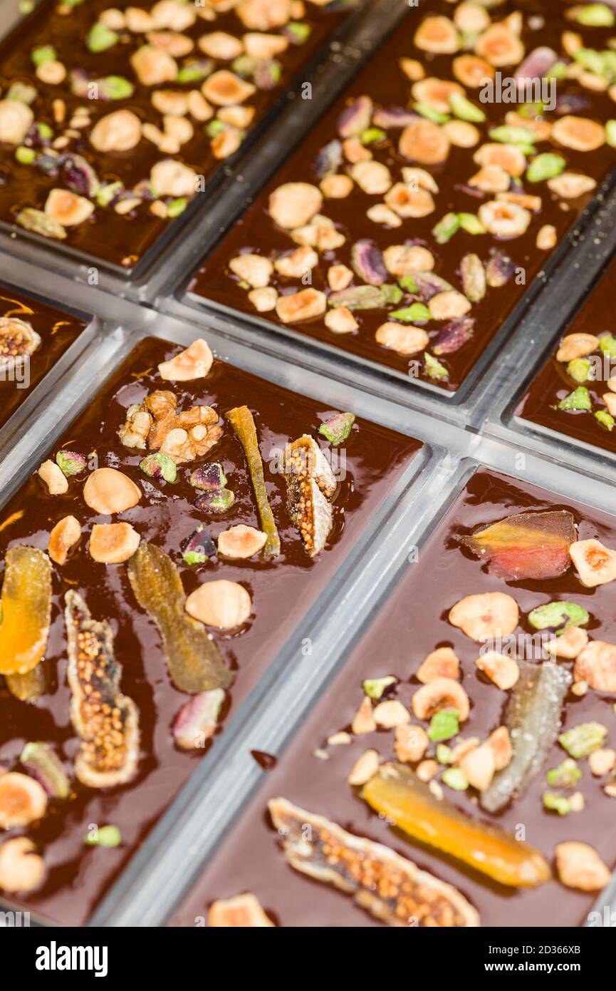 Ingrédients pour la préparation de la barre de chocolat artisanale avec des fruits secs Banque D'Images