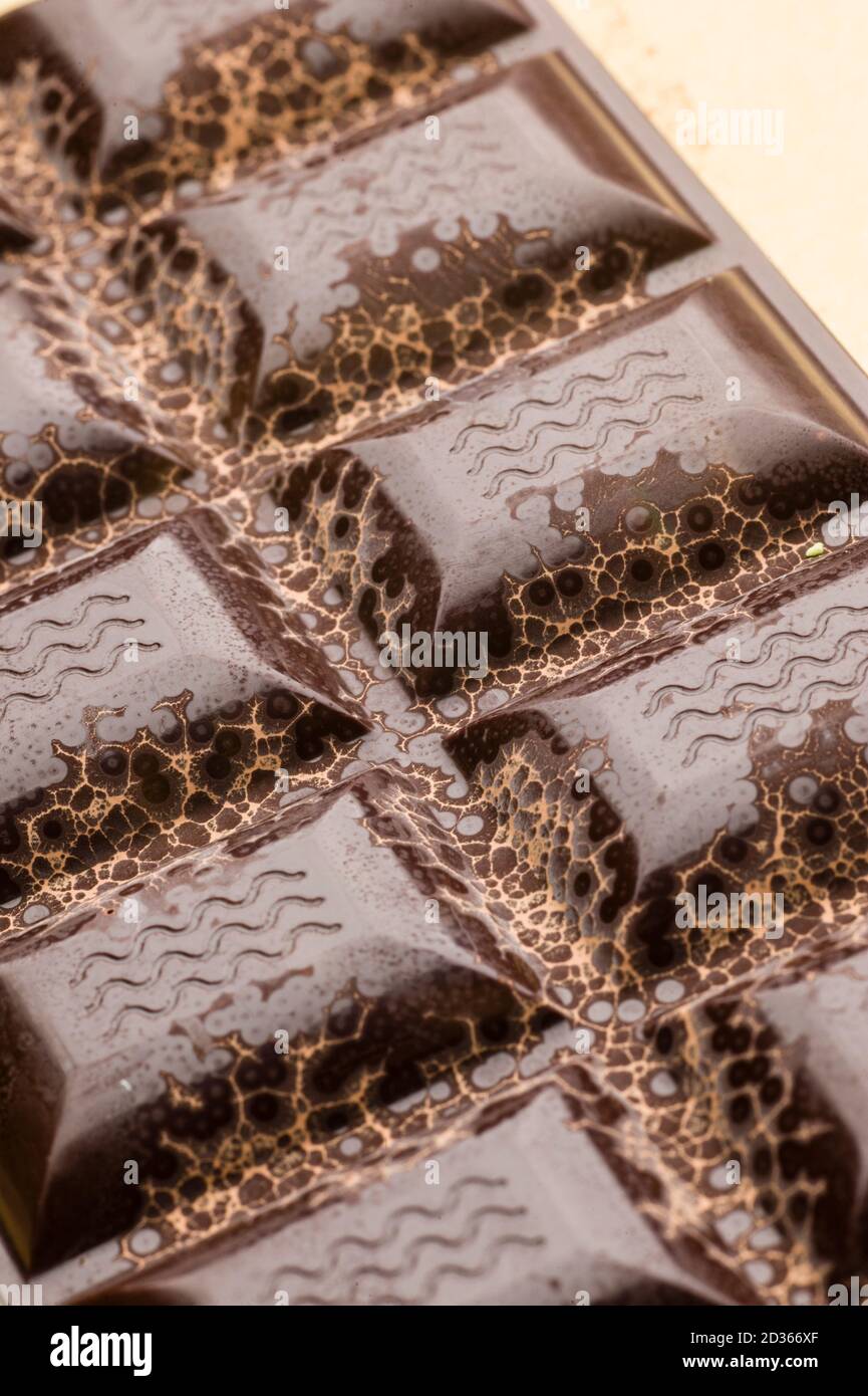 Ingrédients pour la préparation de la barre de chocolat artisanale avec des fruits secs Banque D'Images