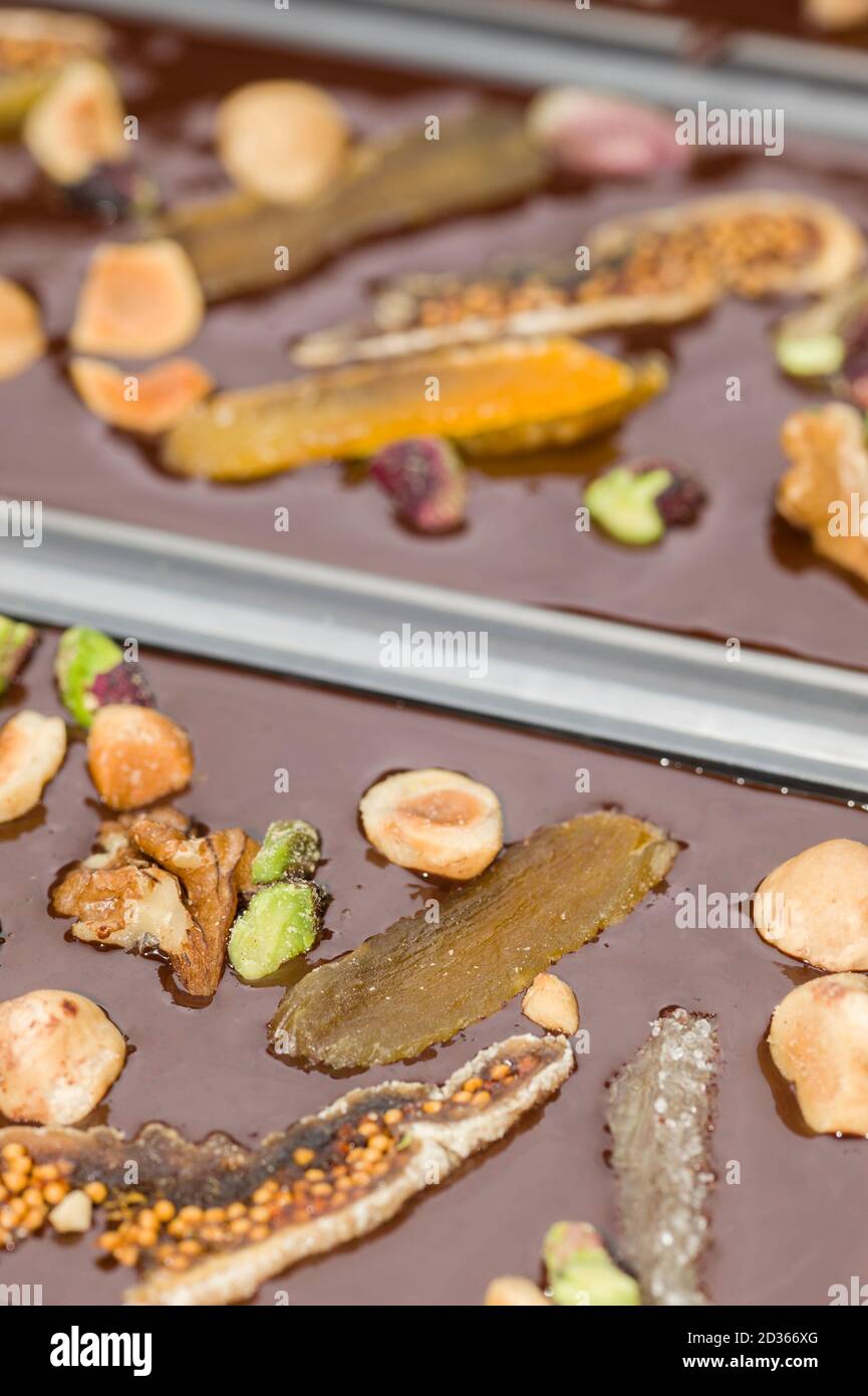 Ingrédients pour la préparation de la barre de chocolat artisanale avec des fruits secs Banque D'Images