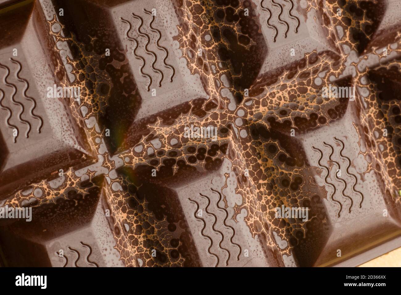 Ingrédients pour la préparation de la barre de chocolat artisanale avec des fruits secs Banque D'Images