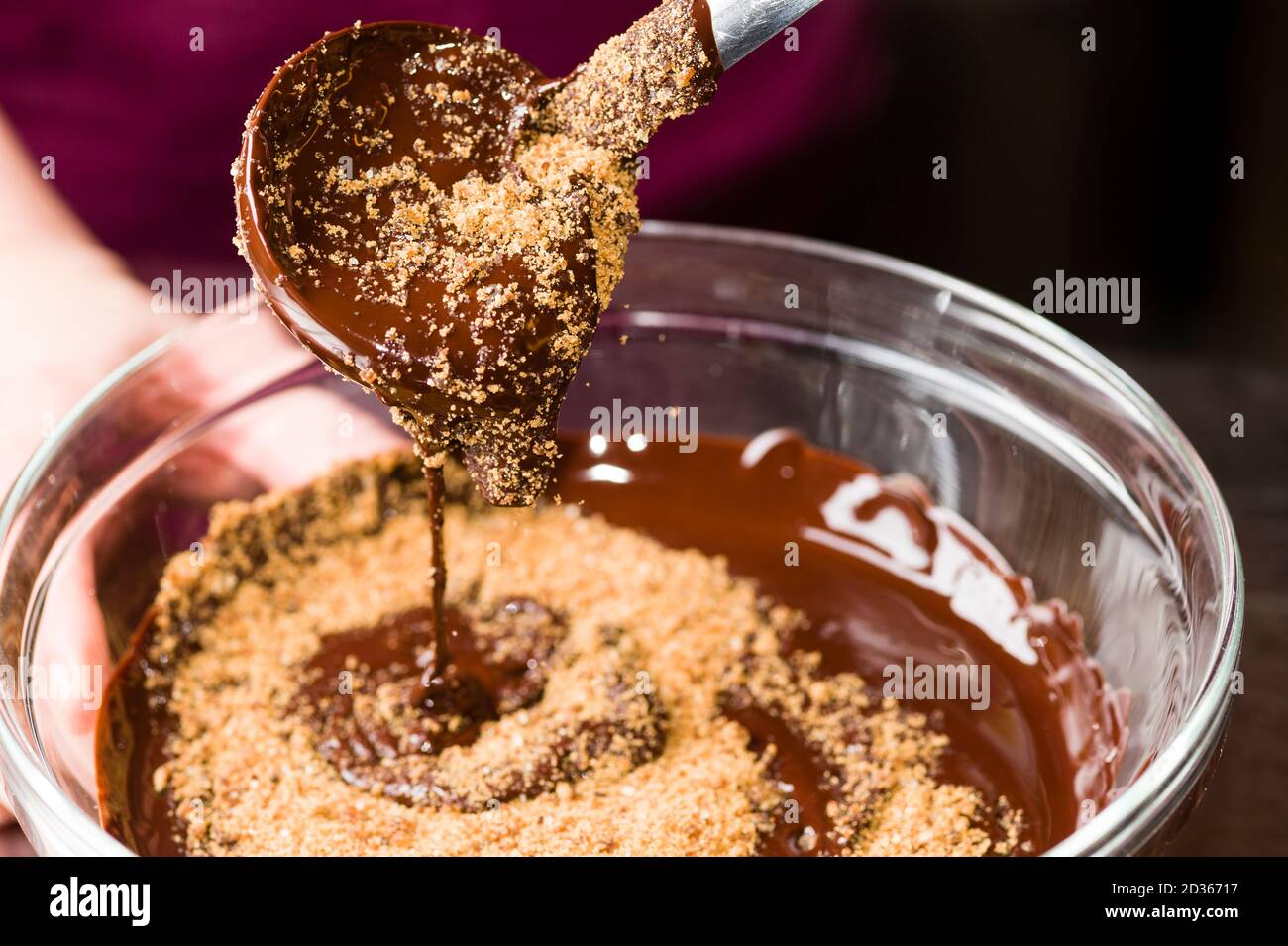 Ingrédients pour la préparation de la barre de chocolat artisanale avec des fruits secs Banque D'Images