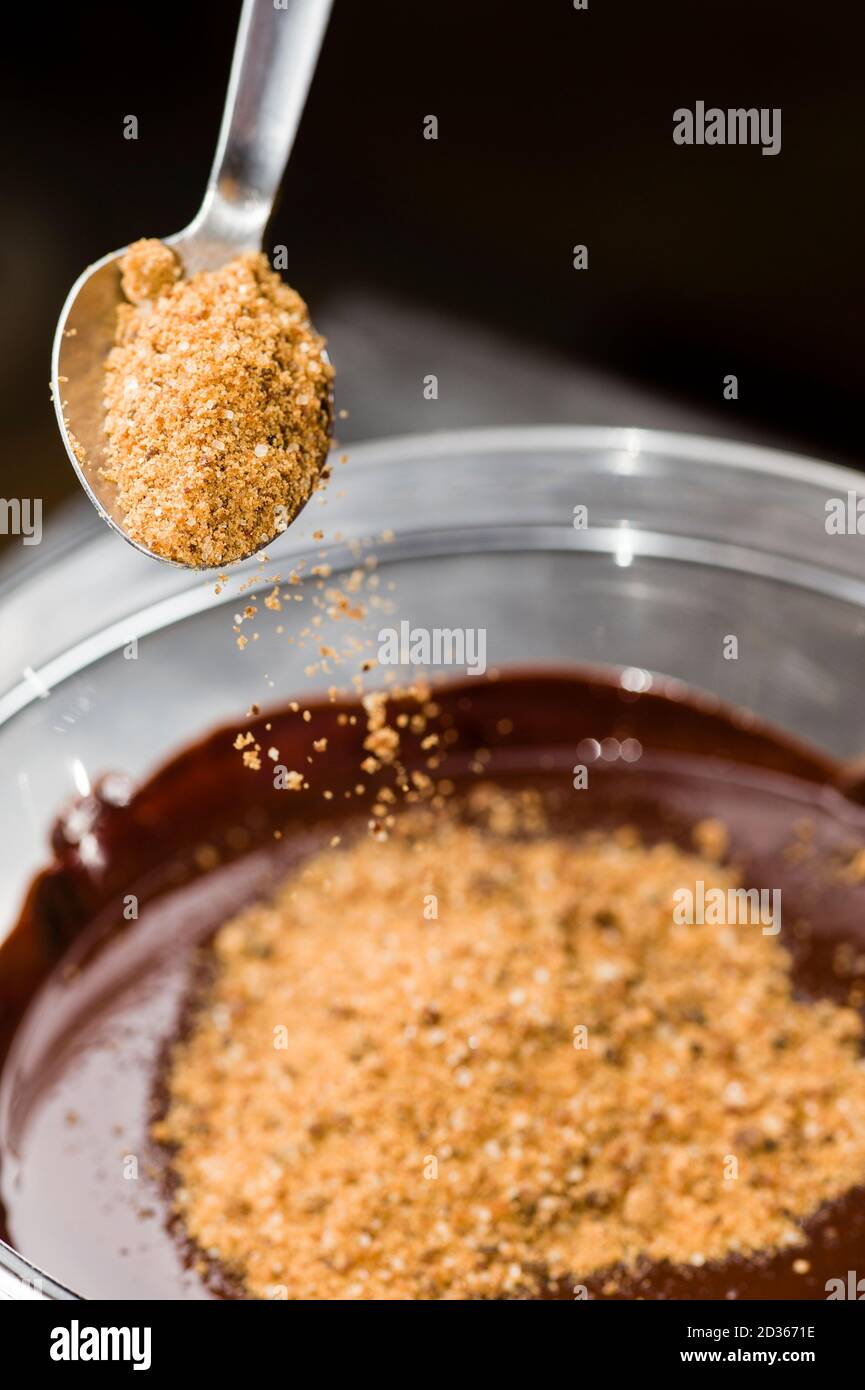 Ingrédients pour la préparation de la barre de chocolat artisanale avec des fruits secs Banque D'Images