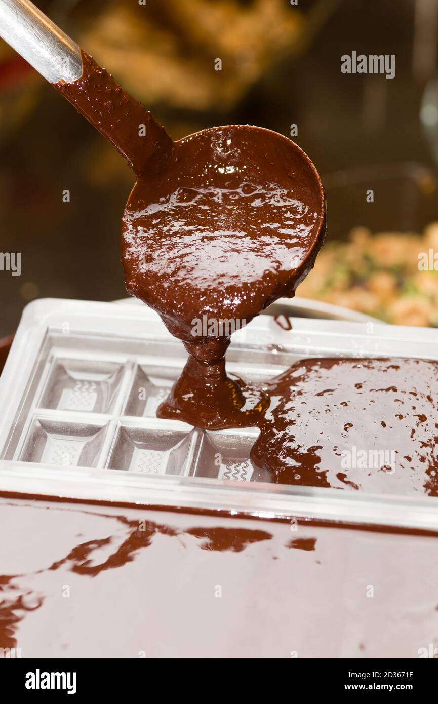 Ingrédients pour la préparation de la barre de chocolat artisanale avec des fruits secs Banque D'Images