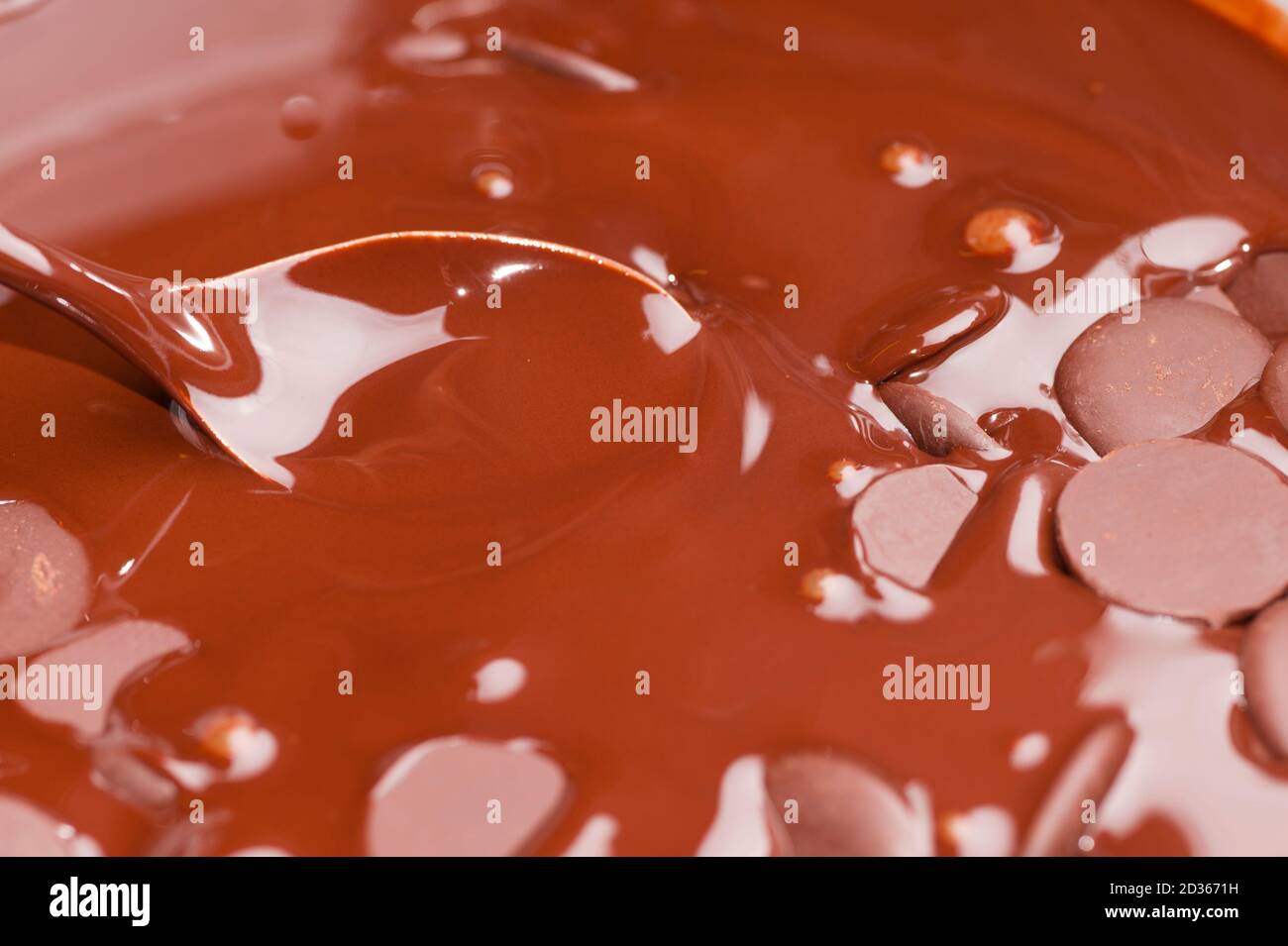 Ingrédients pour la préparation de la barre de chocolat artisanale avec des fruits secs Banque D'Images