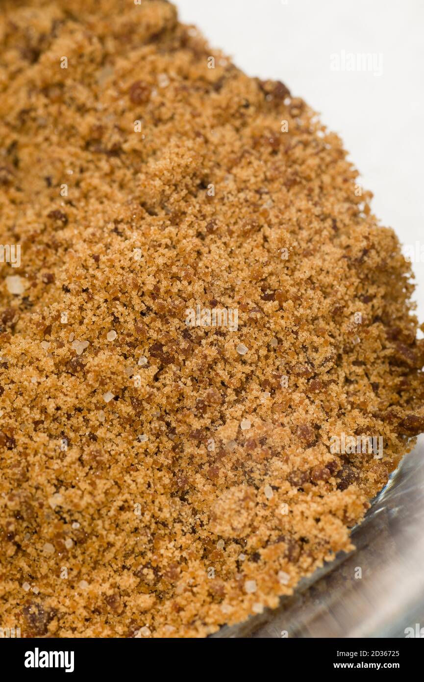 Ingrédients pour la préparation de la barre de chocolat artisanale avec des fruits secs Banque D'Images