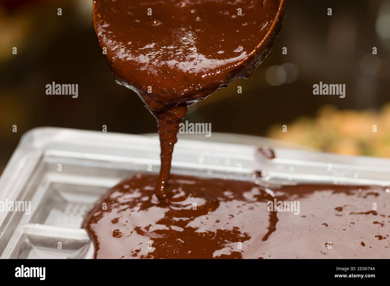 Ingrédients pour la préparation de la barre de chocolat artisanale avec des fruits secs Banque D'Images