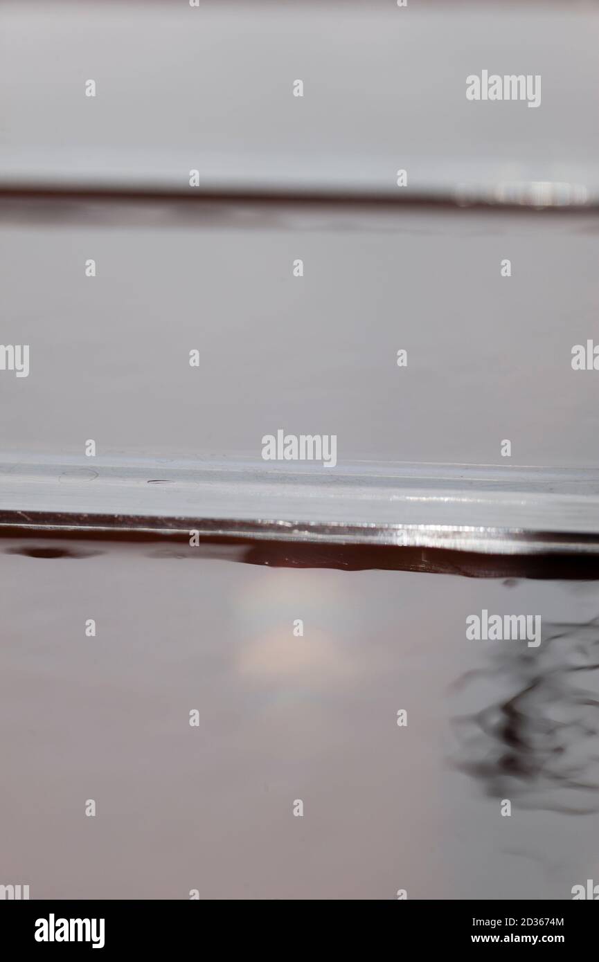 Ingrédients pour la préparation de la barre de chocolat artisanale avec des fruits secs Banque D'Images