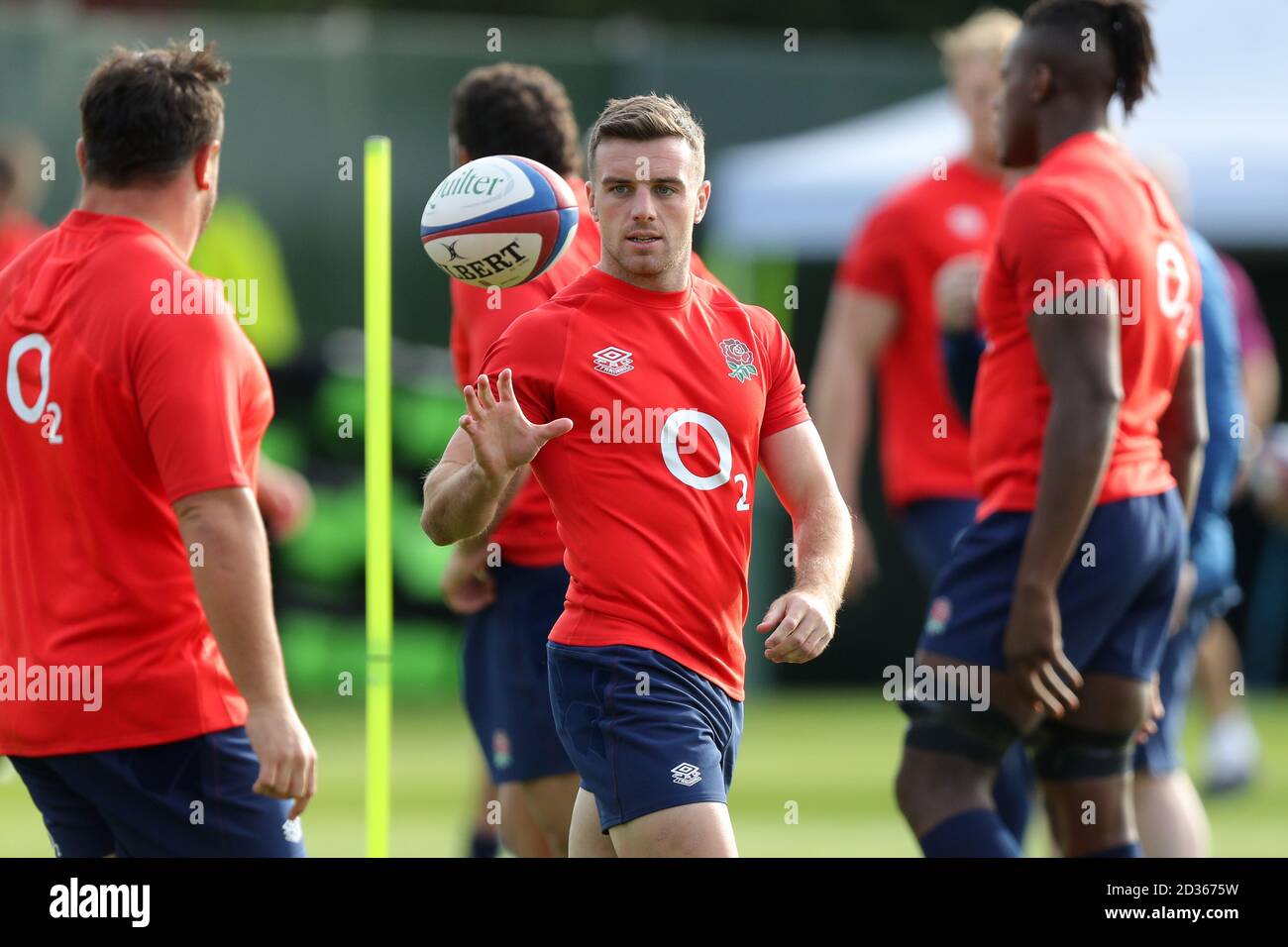 George Ford, en Angleterre, lors d'une séance d'entraînement au Lensbury, Londres. Banque D'Images