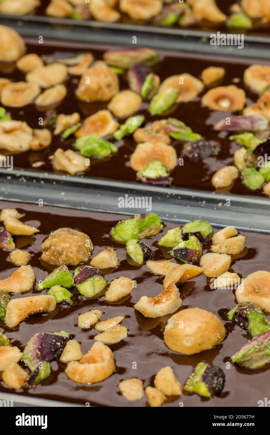 Ingrédients pour la préparation de la barre de chocolat artisanale avec des fruits secs Banque D'Images