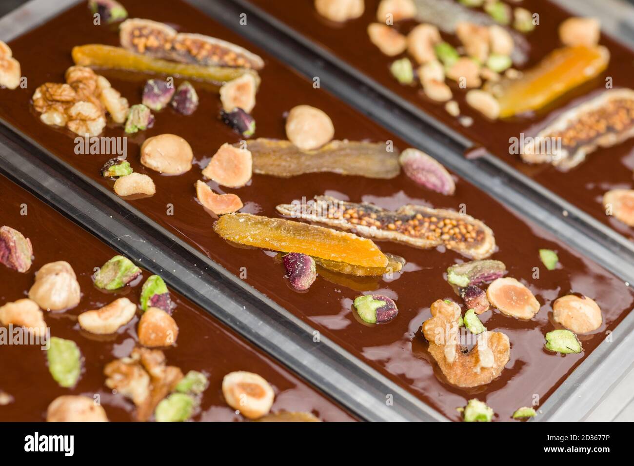 Ingrédients pour la préparation de la barre de chocolat artisanale avec des fruits secs Banque D'Images