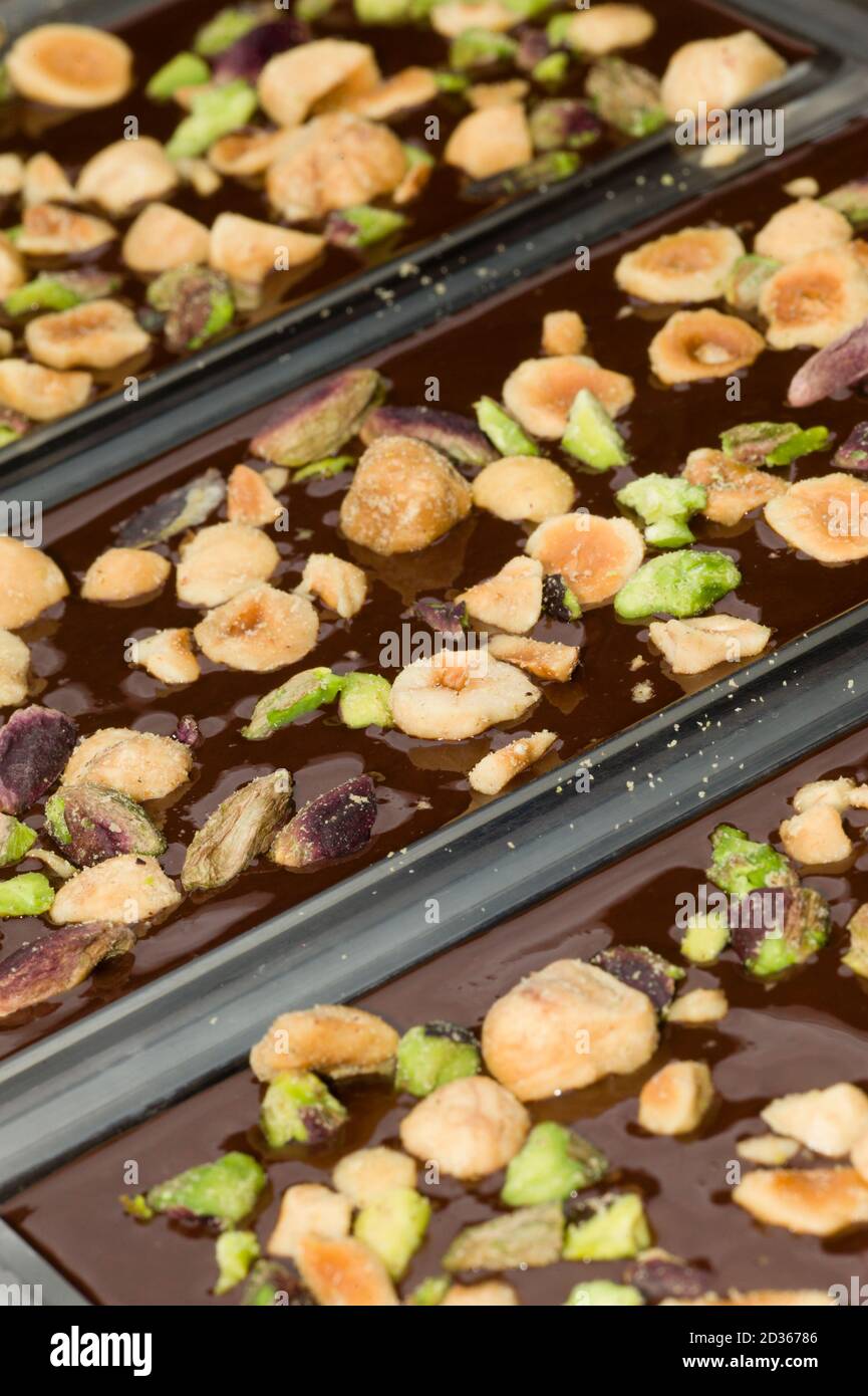 Ingrédients pour la préparation de la barre de chocolat artisanale avec des fruits secs Banque D'Images