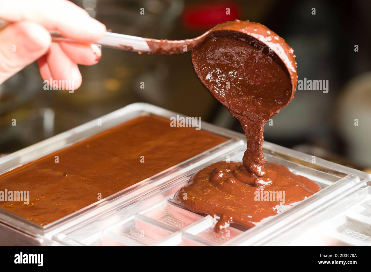 Ingrédients pour la préparation de la barre de chocolat artisanale avec des fruits secs Banque D'Images