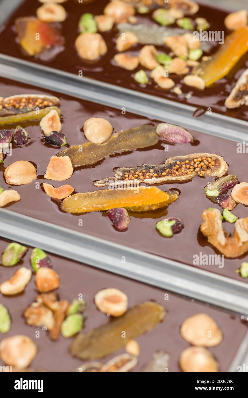 Ingrédients pour la préparation de la barre de chocolat artisanale avec des fruits secs Banque D'Images
