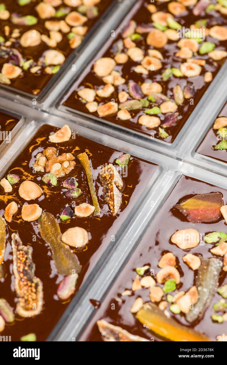 Ingrédients pour la préparation de la barre de chocolat artisanale avec des fruits secs Banque D'Images